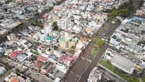 Vías cerradas y cambios en transporte público por aluvión en Quito