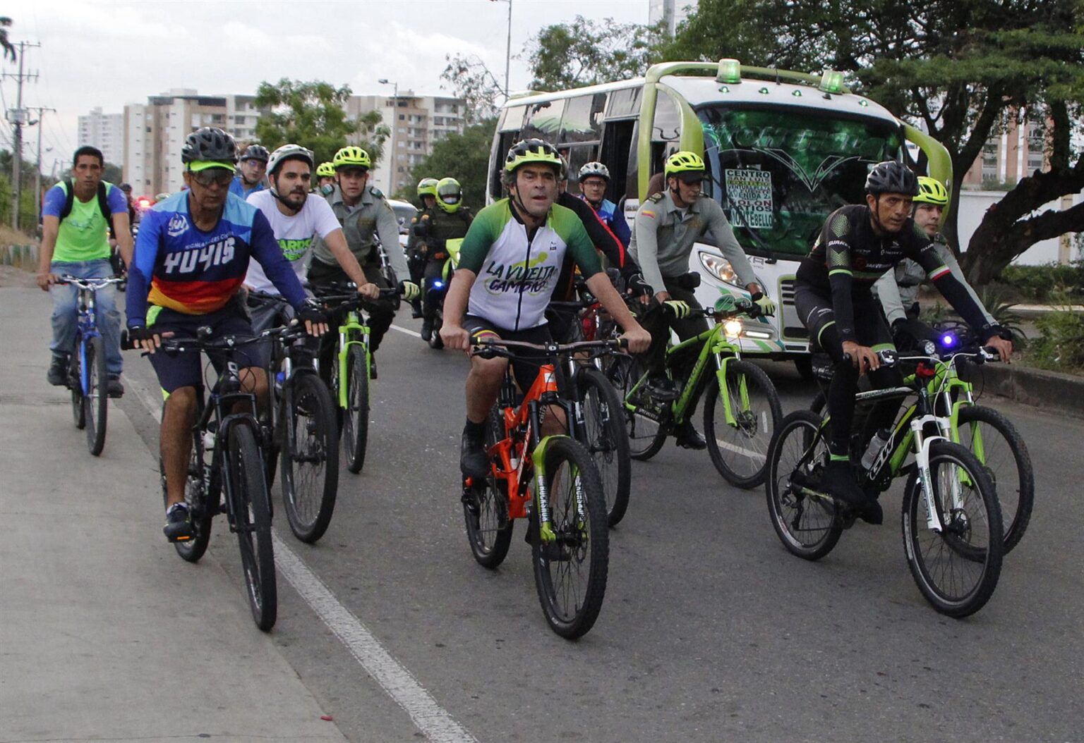 La campaña presidencial colombiana se fija en las regiones y en las fronteras