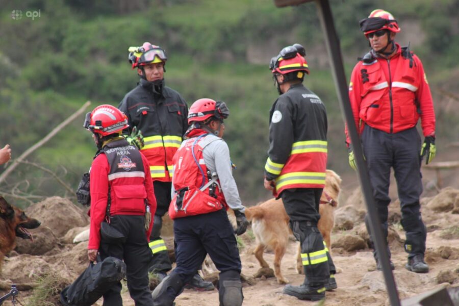 Ecuador Entierra Gente Por Errores En El Manejo Las Alertas De