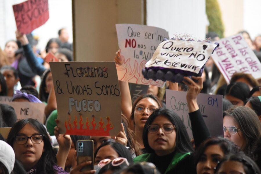 Activistas marchan por la reivindicación de los derechos de la mujer