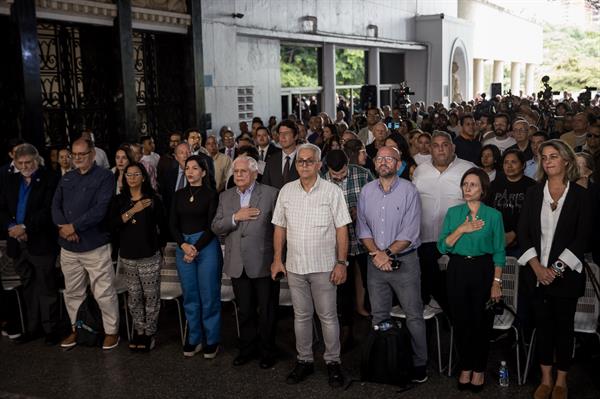 Política. Militantes de partidos políticos en un acto de la Comisión Nacional de Primarias.