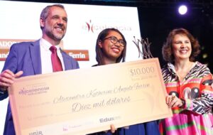 Esmeraldeña gana Concurso de Excelencia Educativa de FIDAL