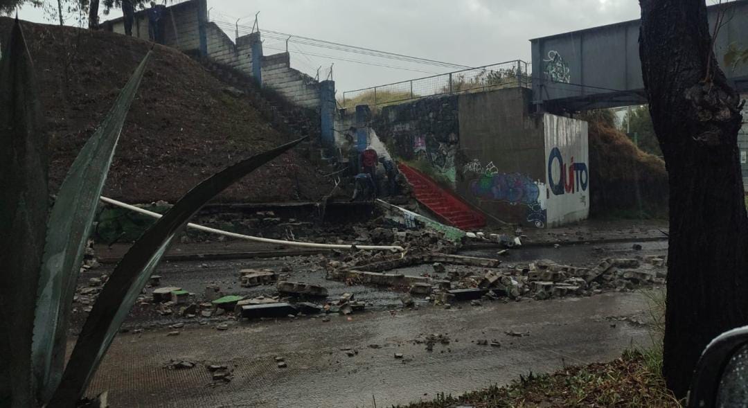 Fuerte Lluvias Generaron El Colapso De Una Pared Al Sur De Quito Y Otras Emergencias Diario La 1706