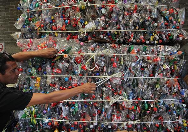 LABOR. Trabajadores en un centro de acopio de plásticos en Ciudad de México (México). Imagen de archivo de EFE