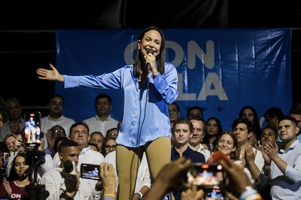 VICTORIA. La exdiputada Maria Corina Machado celebra junto a aliados. EFE