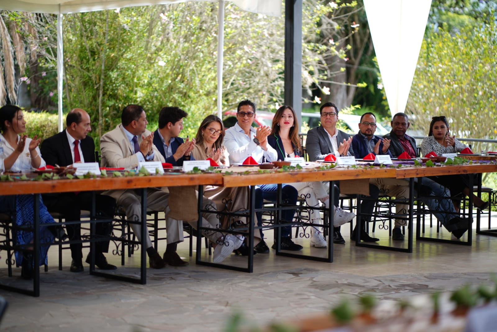 REUNIÓN. Esteban Bernal (de pie), presidente nacional de CREO, se reunió con los presidentes provinciales del partido. Junto a él, Guido Chiriboga, exasambleísta.