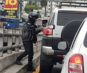 Quito: Policía detuvo a quienes robaban a conductores aprovechando el semáforo en rojo