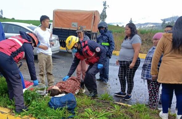 Personal del Cuerpo de Bomberos de Píllaro participó en el rescate de los heridos. (Foto cortesía)