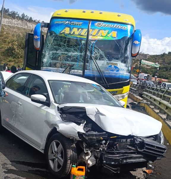  Un bus de la Cooperativa Andina fue la que impactó a los dos vehículos.