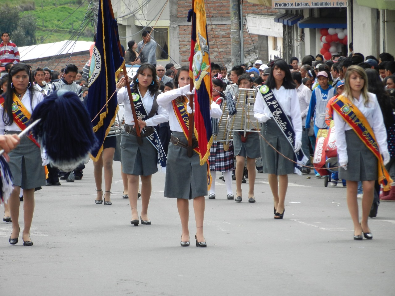 Niños, jóvenes y adultos participarán de este desfile cívico folclórico.