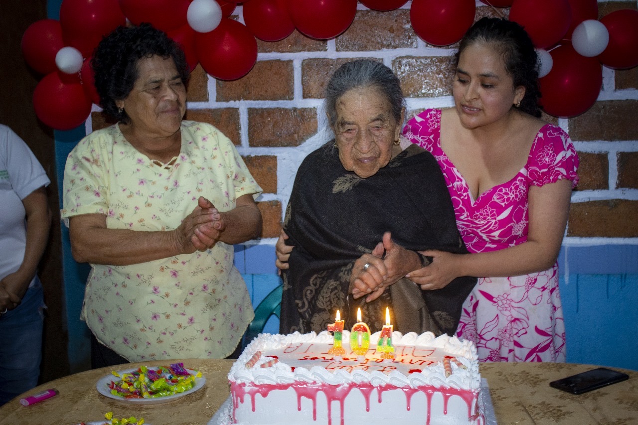 Celebración de longevidad en Sozoranga: Adela Moreno cumplió 104 años