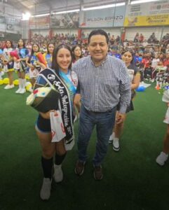 INTEGRACIÓN. David Vinueza, presidente de Unitaxis junto a  Ingrid Salinas.