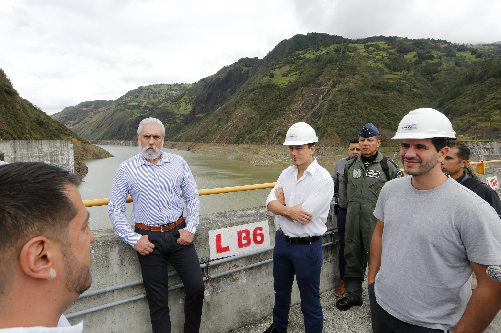 HECHO.El presidente de la República, Daniel Noboa, y el ministro encargado de Energía, Roberto Luque, durante una visita a la hidroeléctrica Mazar