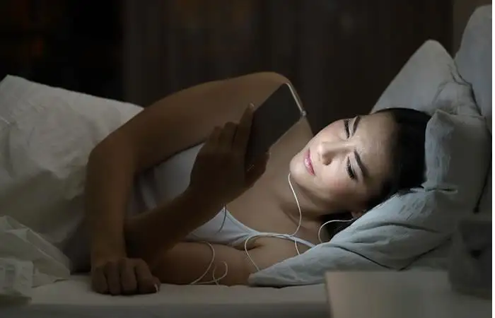DISPOSITIVOS. La luz del celular altera el sueño y el buen despertar de las personas.