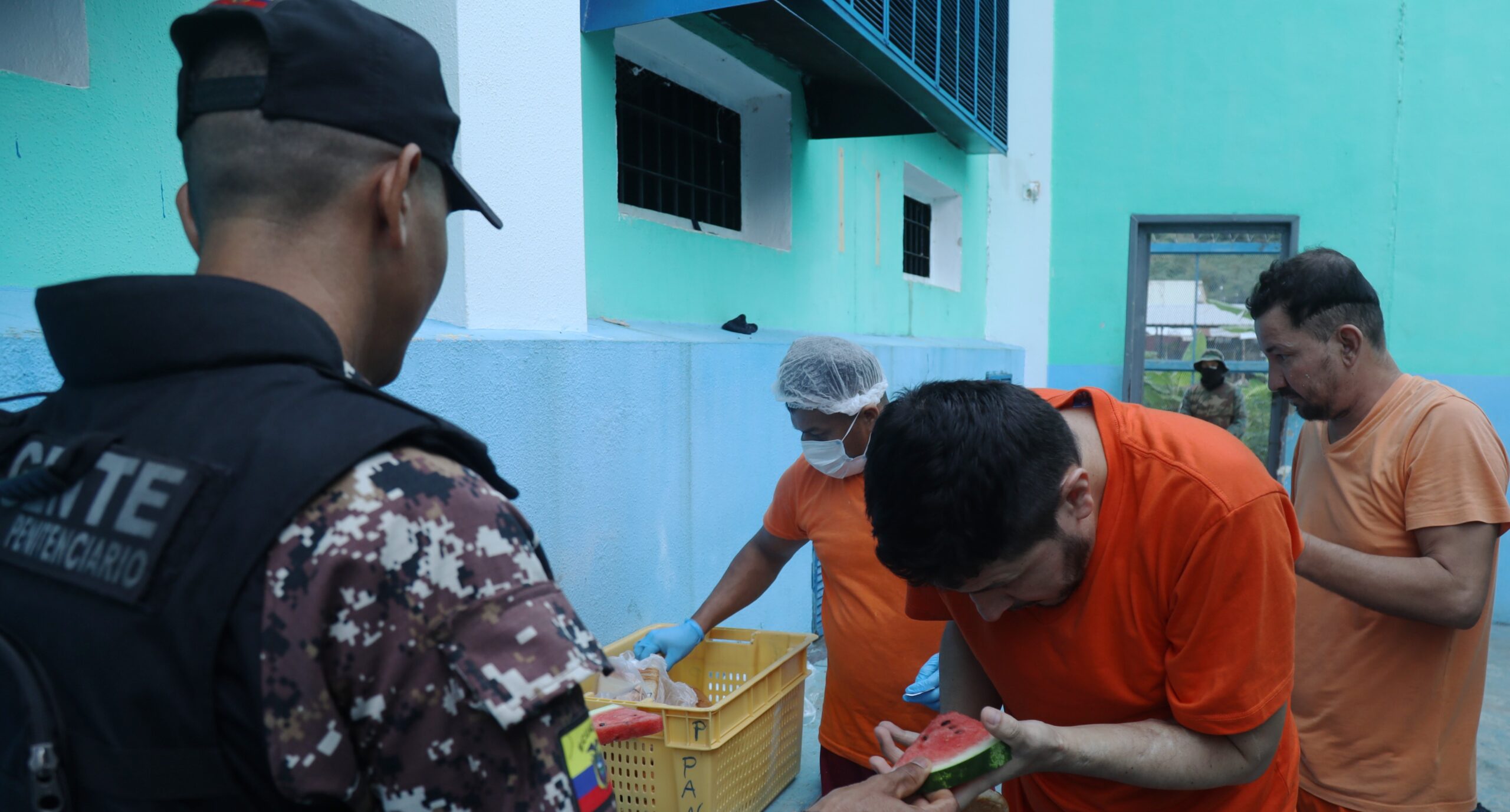 Los presos reciben una o dos comidas al día.