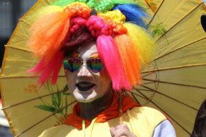 Los colores del arcoíris son símbolo del orgullo homosexual y de la diversidad de las lesbianas, homosexuales, bisexuales y transexuales. 