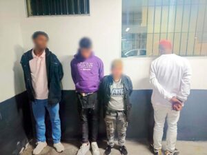 Delincuentes armados detenidos por el robo de celulares en Ambato