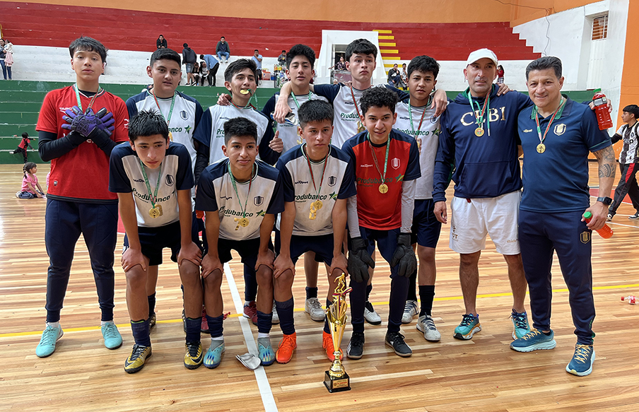 La selección del CEBI se consagró campeón del Intercolegial de fútbol sala categoría intermedia en Tungurahua.