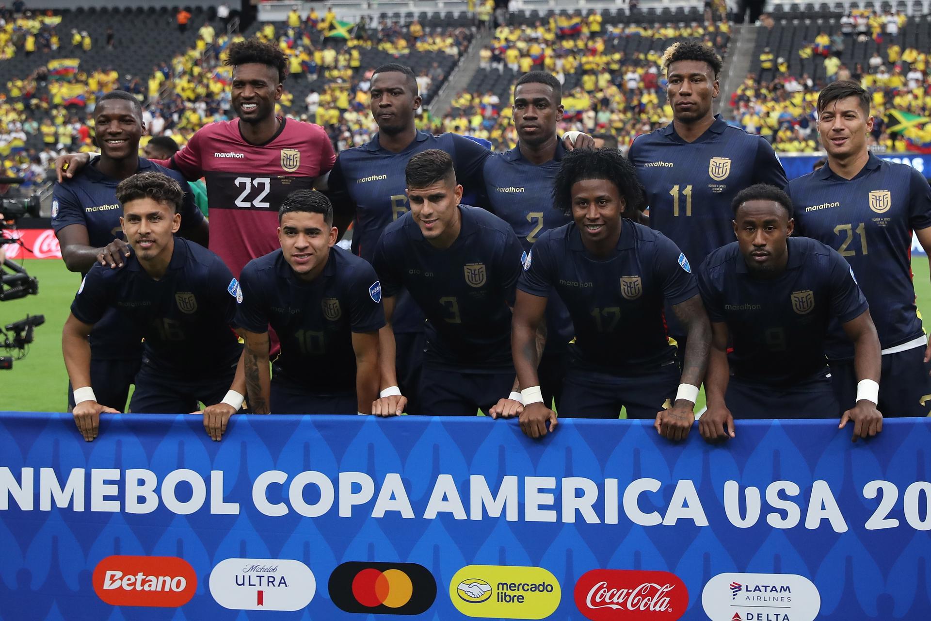 COMBINADO. Los jugadores de la Tri antes de iniciar el partido de la Copa América ante Jamaica.
