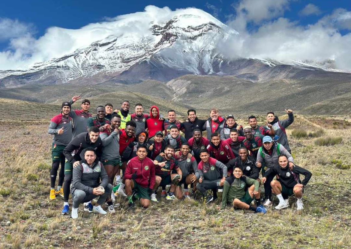 Fotografía grupal del Mushuc Runa con el Chimborazo de fondo.