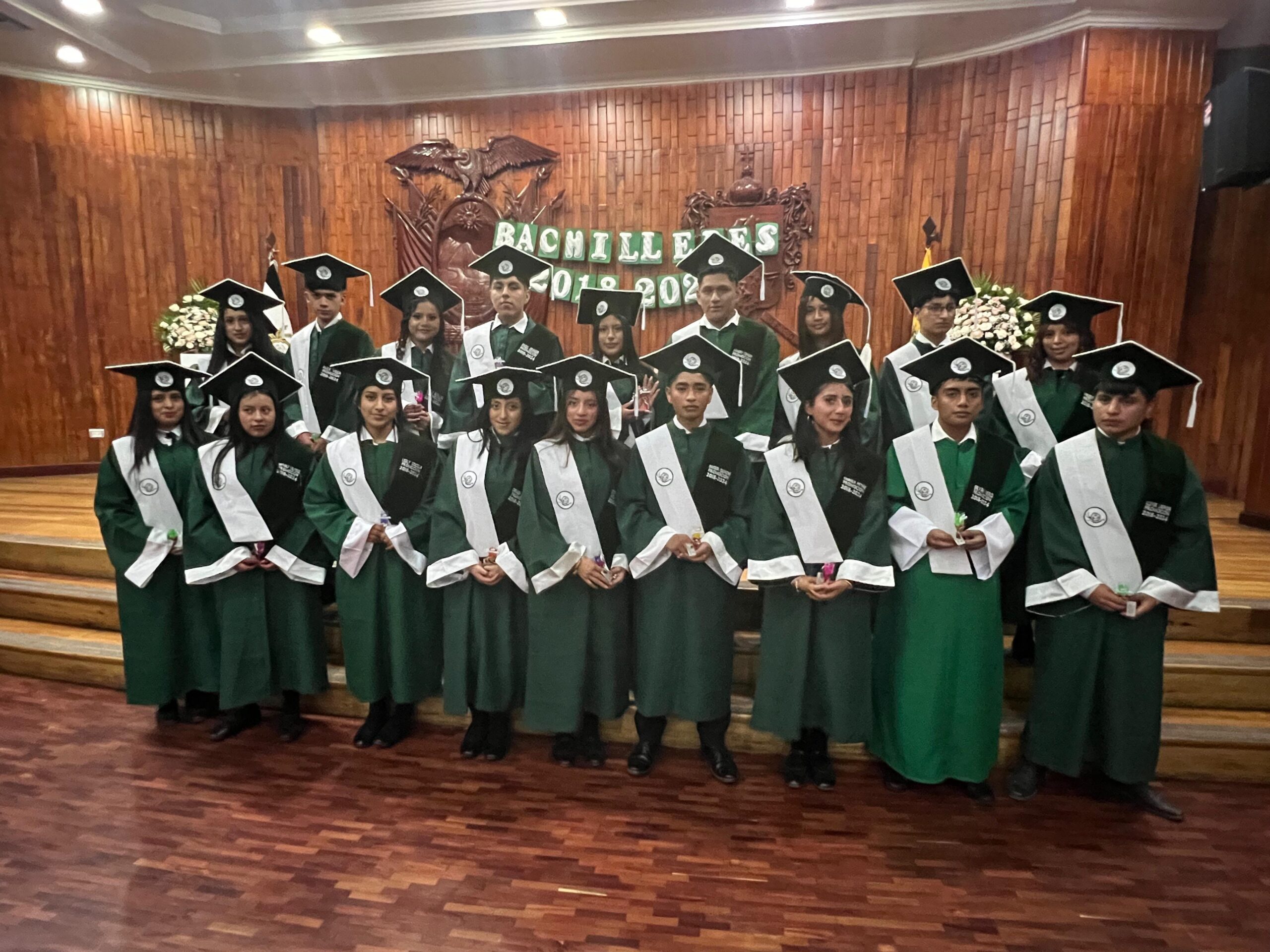 Estudiantes de la Unidad Educativa Marieta de Veintimilla se gradúan como Bachilleres