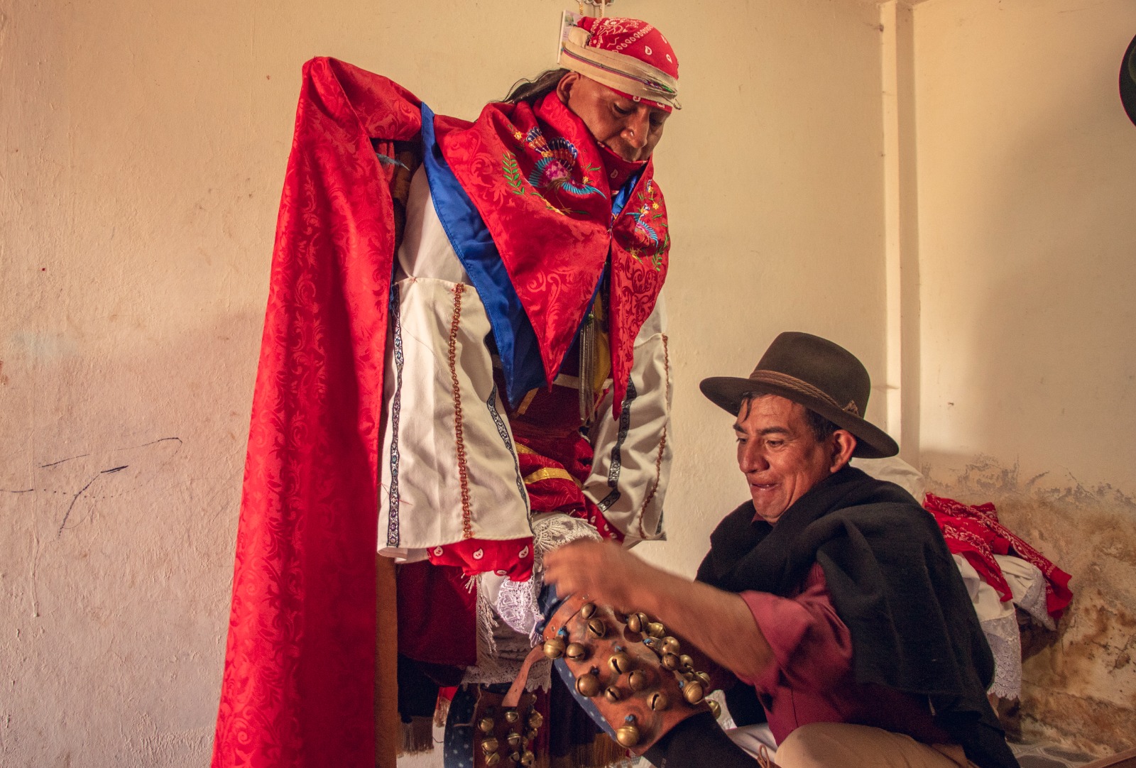 El ropayu, don Ulises Caizabanda, colocando los cascabeles al danzante.