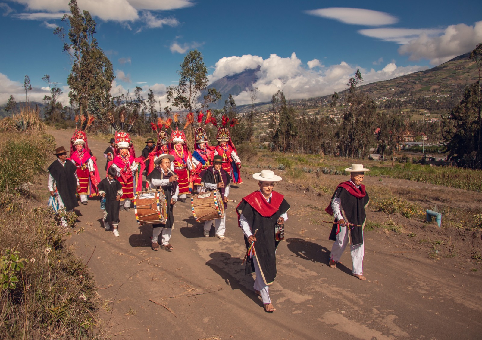 El Tungurahua de fondo con los danzantes en el sitio sagrado.