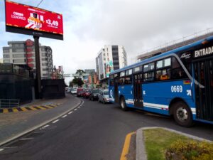 Quito: 85.976 vehículos causan congestión diaria en el redondel El Ciclista