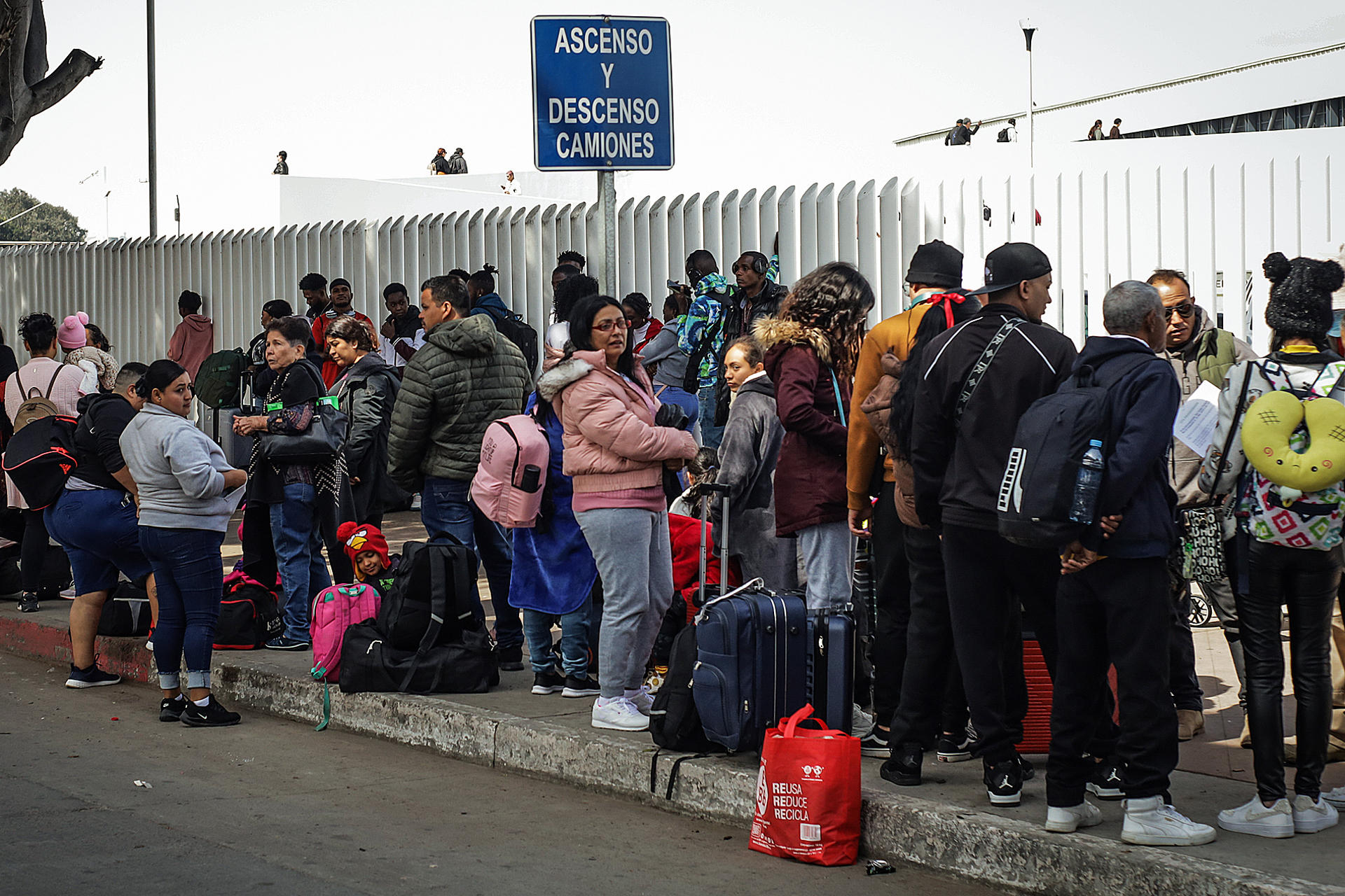 DRAMA. Migrantes esperan sobre una calle, este miércoles en la ciudad de Tijuana, Baja California (México). EFE