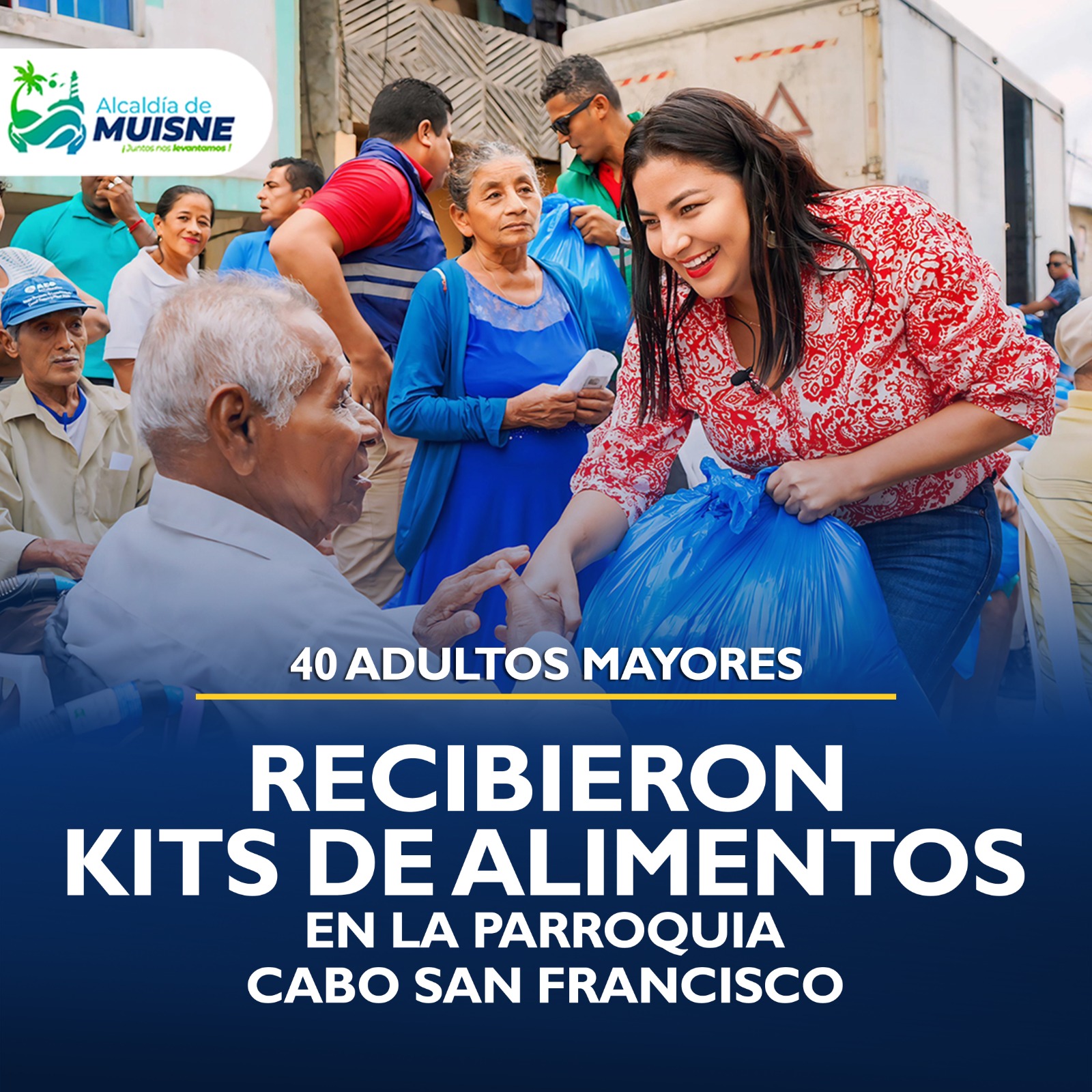 Alcaldesa Yuri Colorado realizando la entrega de los kits a los adultos mayores de la parroquia Cabo de San Francisco