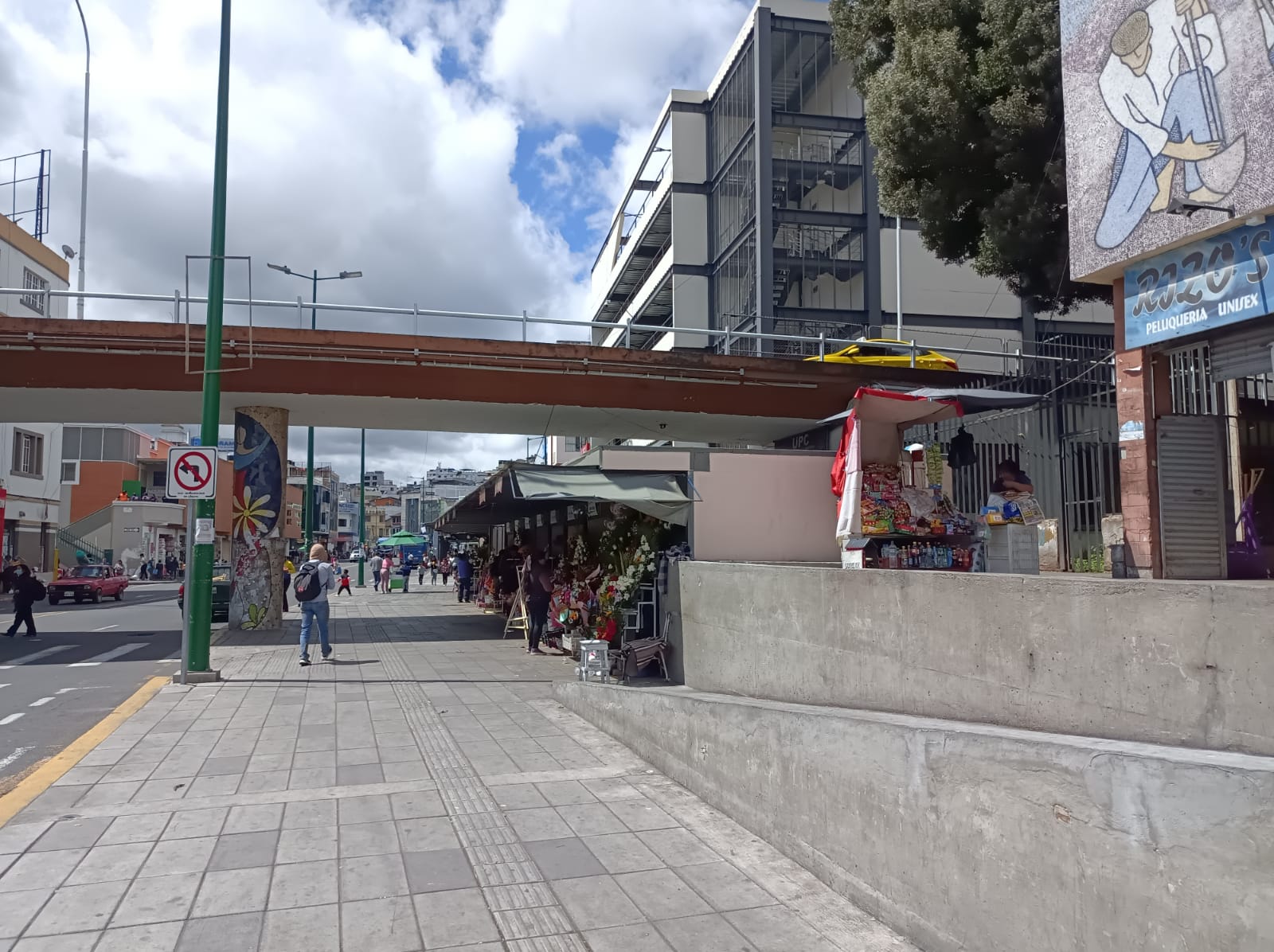 Las instalaciones que están tapadas con el Boulevard de las Flores suelen permanecer vacías, según comerciantes del sector.