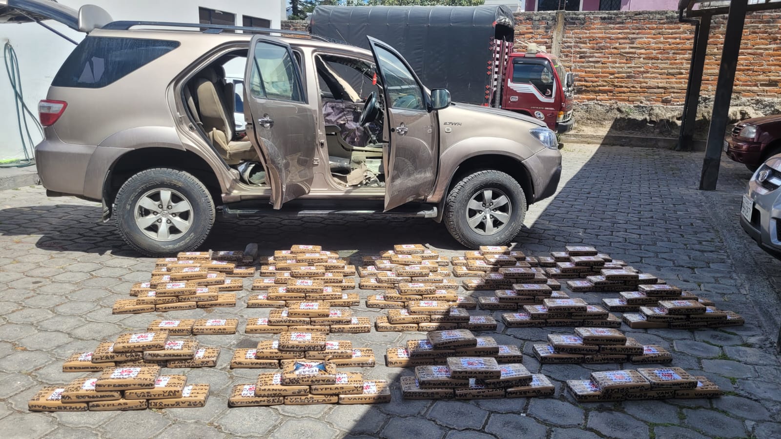 Ibarra 200 Kilos De Droga Estaban Camuflados En Un Carro De Alta Gama