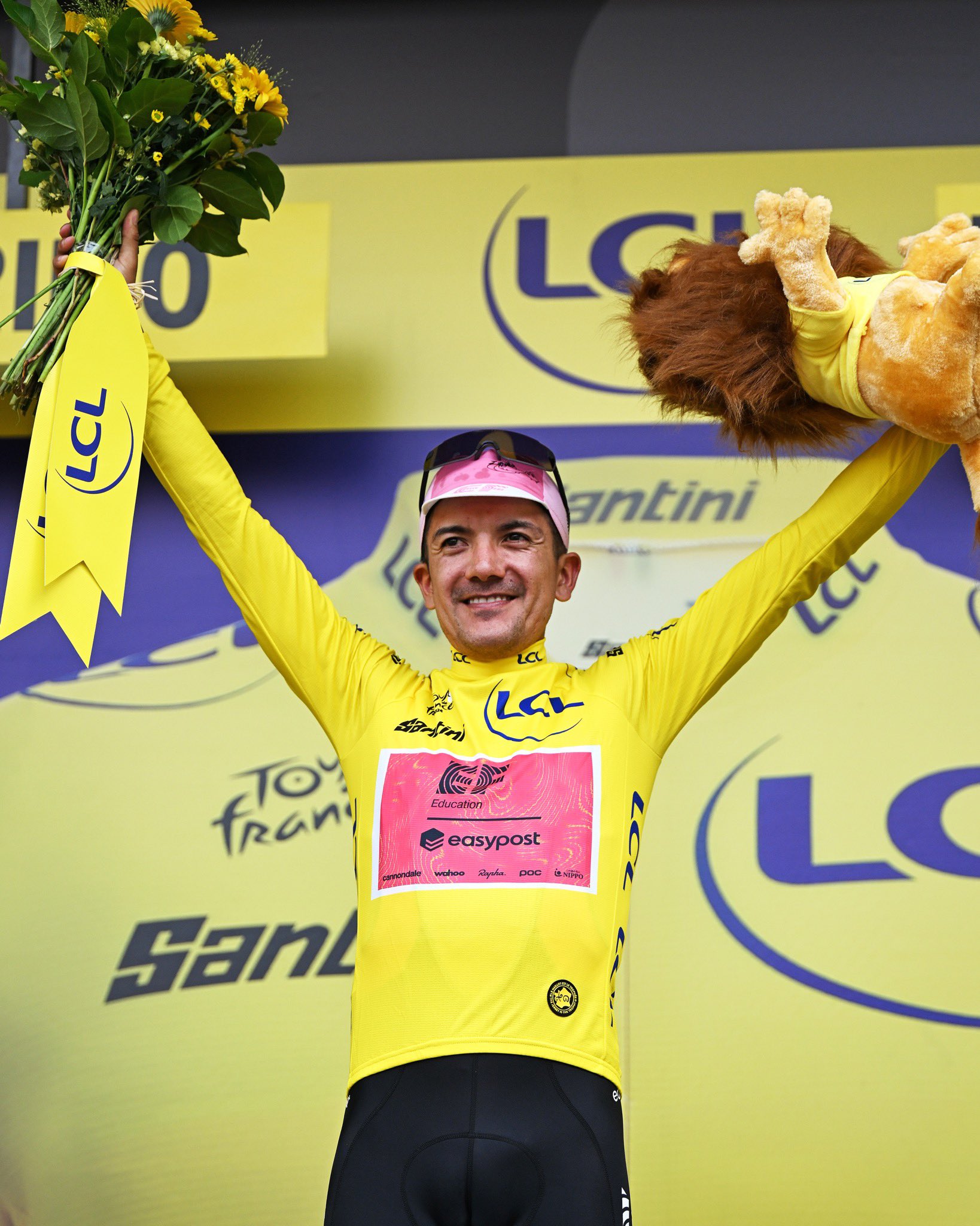 Emoción. Richard Carapaz se vistió de amarillo tras la tercera etapa, lo que lo acredita como el líder del Tour de Francia 2024.