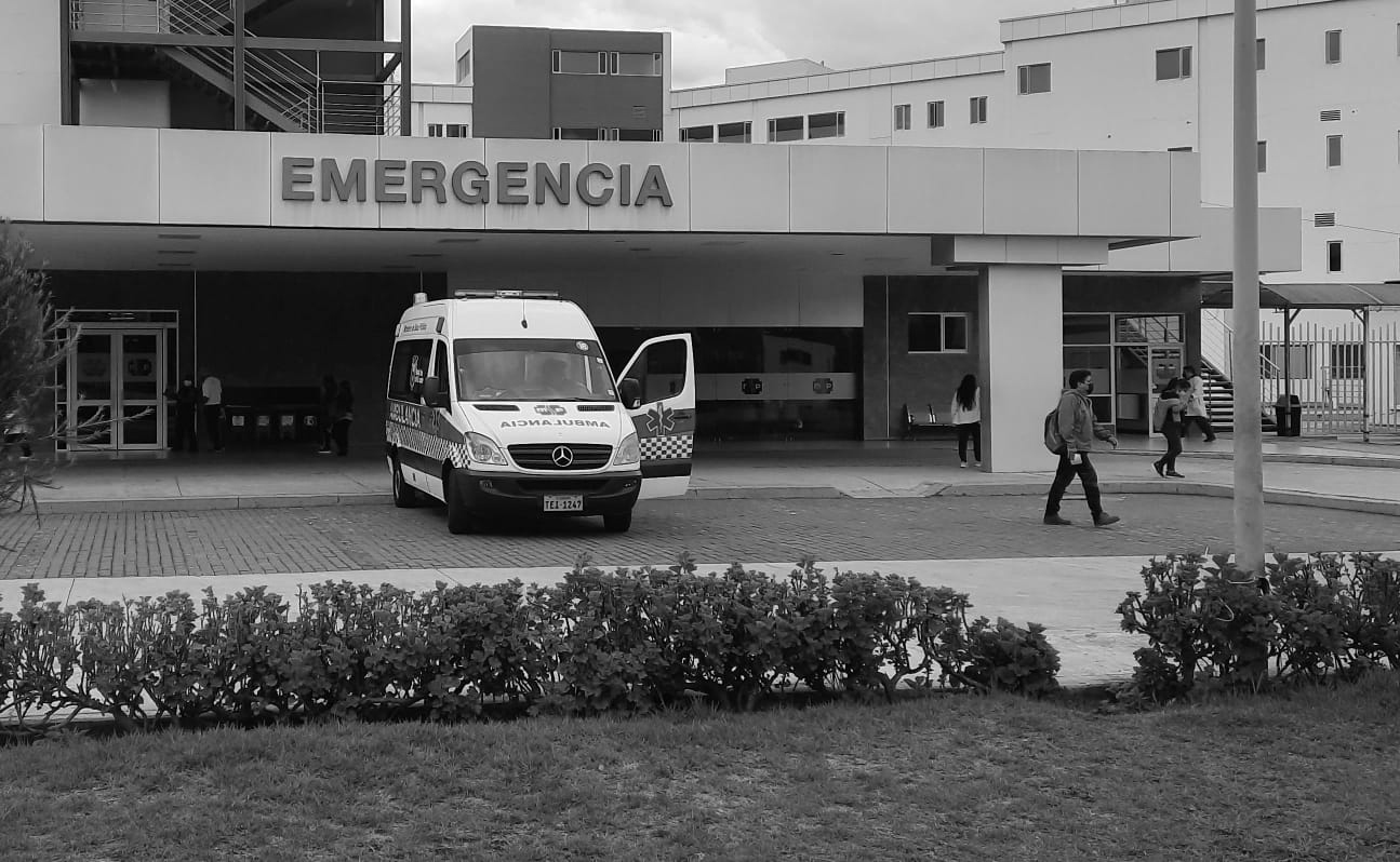 El herido llegó al Hospital General Docente Ambato con varios golpes y una herida por arma traumática.