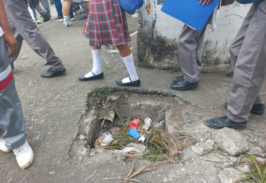 Peligro Por Alcantarilla Sin Tapa Cerca De Un Colegio Diario La Hora