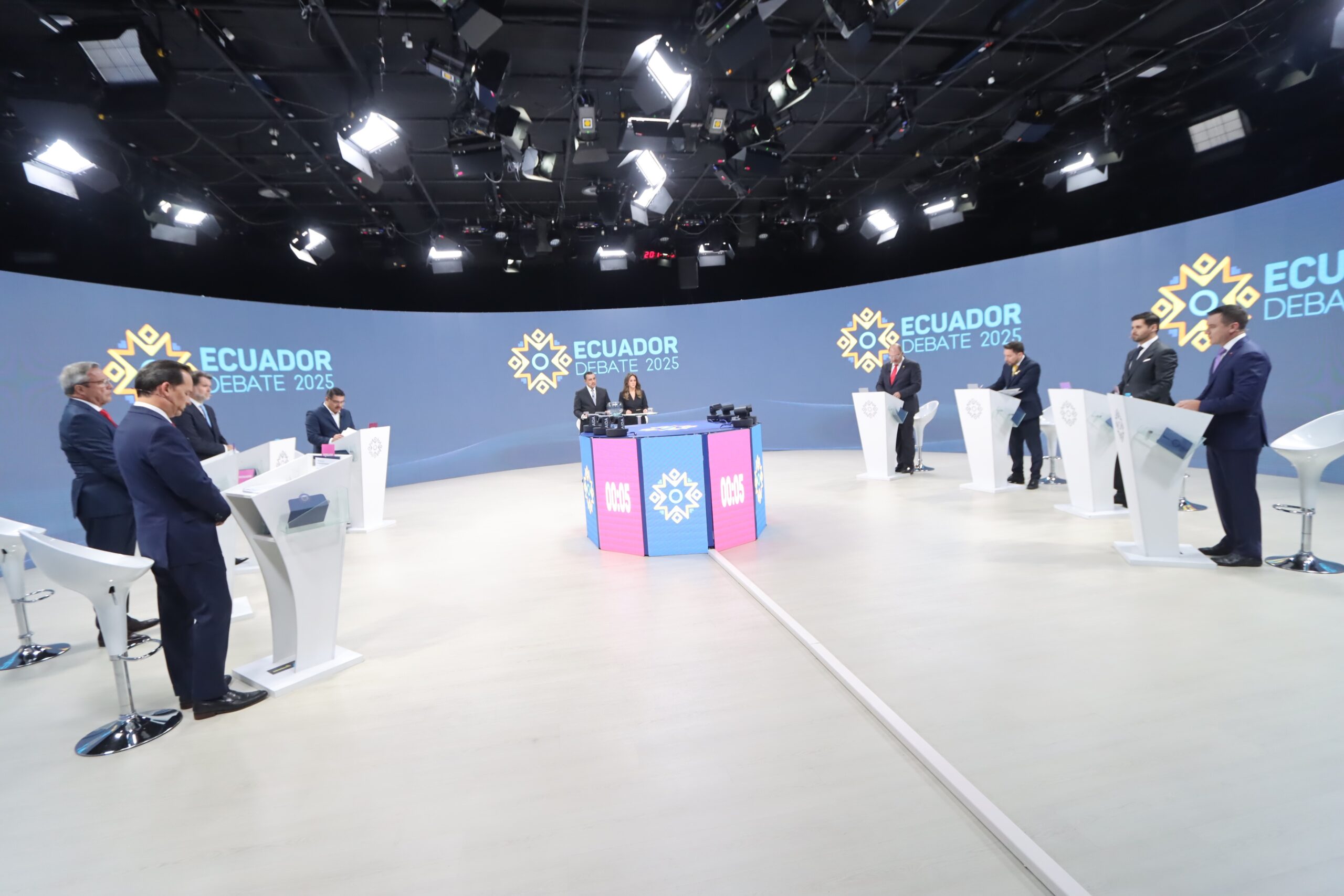 DEBATE Candidatos a la presidencia que se presentaron en la primera franja horaria de 19:00 a 20:45. (Foto CNE)